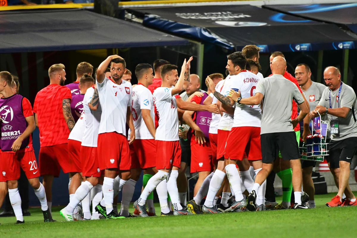 Trener polskich piłkarzy do lat 21 Czesław Michniewicz, nie ukrywał radości po zwycięstwie nad gospodarzami Włochami 1:0 w mistrzostwach Europy. Zaznaczył jednocześnie: nie świętujemy awansu do półfinału. "Jesteśmy blisko, a zarazem daleko" - podkreślił. 