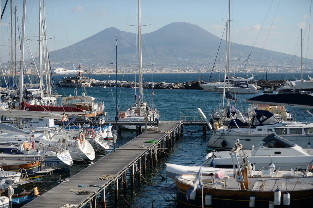 W razie erupcji Wezuwiusza z okolic wulkanu ewakuowanych zostanie ponad milion osób - taki plan przewiduje podpisane w Neapolu porozumienie między władzami Kampanii i kilku innych regionów kraju. Zgodnie z ustaleniami mieszkańcy zagrożonych terenów trafią do Basilicaty, Molise, Kalabrii, Lacjum i na Sardynię.