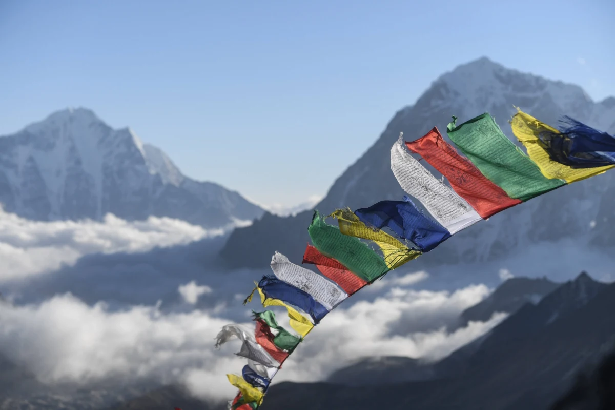 Tylko w maju na szczyt Mount Everest weszło rekordowe 885 osób. Na szlaku tworzyły się "korki", które mogły być powodem śmierci w sumie 11 wspinaczy. Władze Nepalu krytykowane są za to, że za nic mają ludzkie życie. Wydają zbyto dużo pozwoleń, bo im więcej wspinaczy na szczycie, tym więcej pieniędzy trafia do nepalskich urzędników. Z kolei zdaniem władz Nepalu winna jest pogoda oraz... brak umiejętności wspinaczy.
