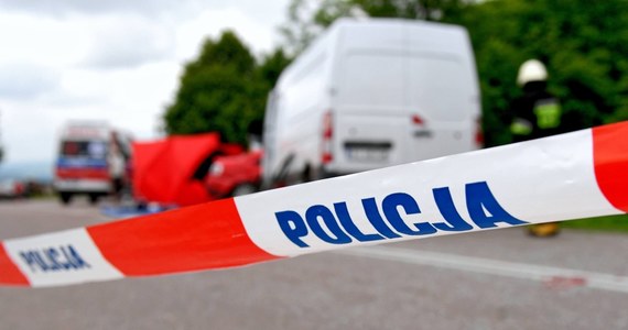 Jedenastoletnie dziecko zginęło, a trzy osoby zostały ranne w wypadku, do jakiego doszło w Mirosławcu Górnym koło Wałcza (woj. zachodniopomorskie). Samochód osobowyżwypadł tam z drogi i uderzył w drzewo.
