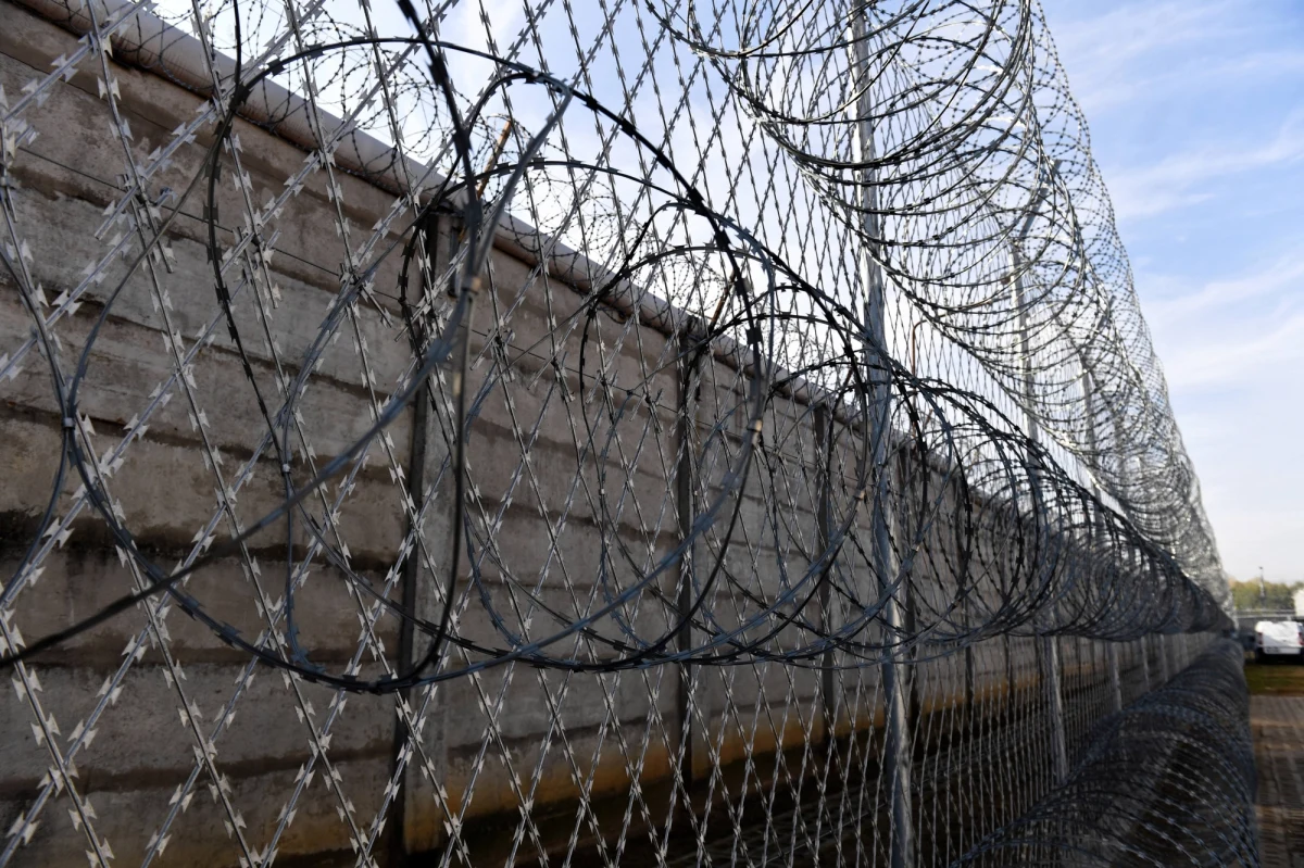 Czterech handlarzy ludźmi zostało skazanych na kary dożywotniego więzienia za zabójstwo 71 migrantów, którzy latem 2015 roku udusili się w zamkniętej ciężarówce chłodni. Sprawa wstrząsnęła opinią publiczną na Węgrzech i za granicą.