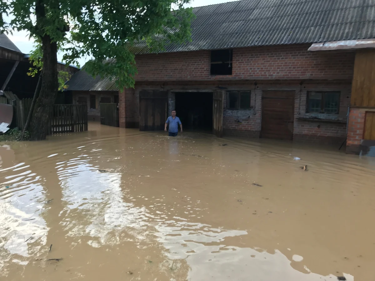 To nie była spokojna doba dla strażaków. W związku z burzami, intensywnymi opadami deszczu, gradem i silnym wiatrem, które przeszły przez Polskę, tylko wczoraj straż pożarna interweniowała prawie 400 razy. Wskutek nawałnic ranne zostały dwie osoby.