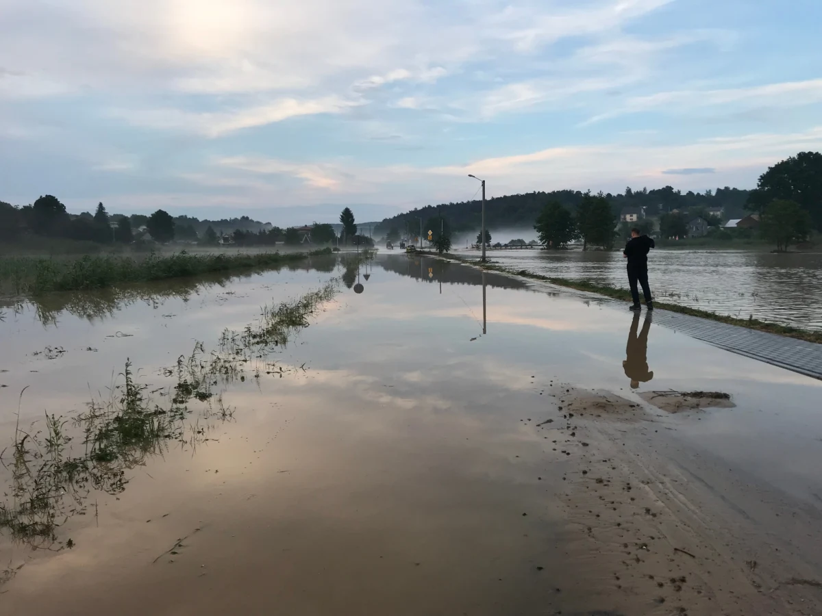 Podtopionych sto budynków, ewakuowanych 18 osób. To bilans intensywnego deszczu, który w środę dał się we znaki mieszkańcom gminy Modliborzyce na Lubelszczyźnie. Dziś do akcji oprócz strażaków, wkroczyli też żołnierze. 
