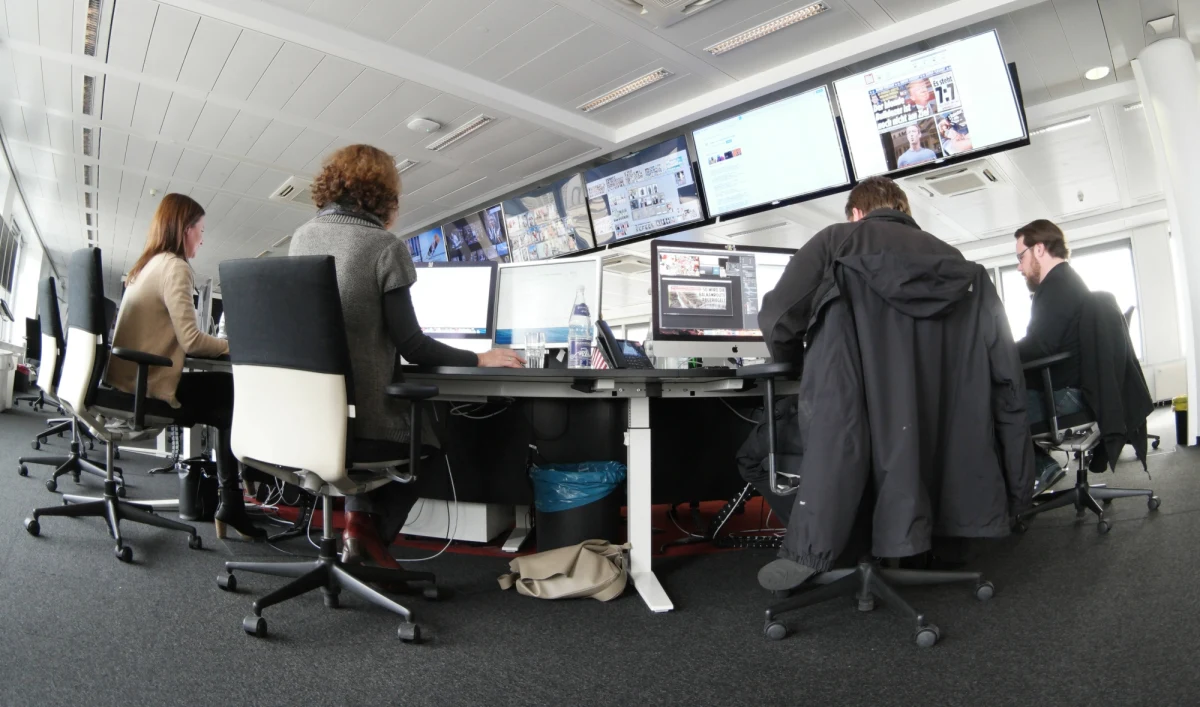 Zaczynasz poranek od włączenia radia, czy sprawdzenia poczty? Przez cały dzień nie możesz się powstrzymać od zerkania na ekran smartfona? Naukowcy z Uniwersytetu Kalifornijskiego w Berkeley wiedzą już na czym ten efekt polega. Na łamach czasopisma "Proceedings of the National Academy of Sciences" piszą, że informacje działają na nas podobnie, jak słodkie przysmaki, czy pieniądze. Wywołują reakcję w centrum nagrody naszego mózgu, wydzielanie się hormonu szczęścia: dopaminy. To dlatego odczuwamy głód informacji. 