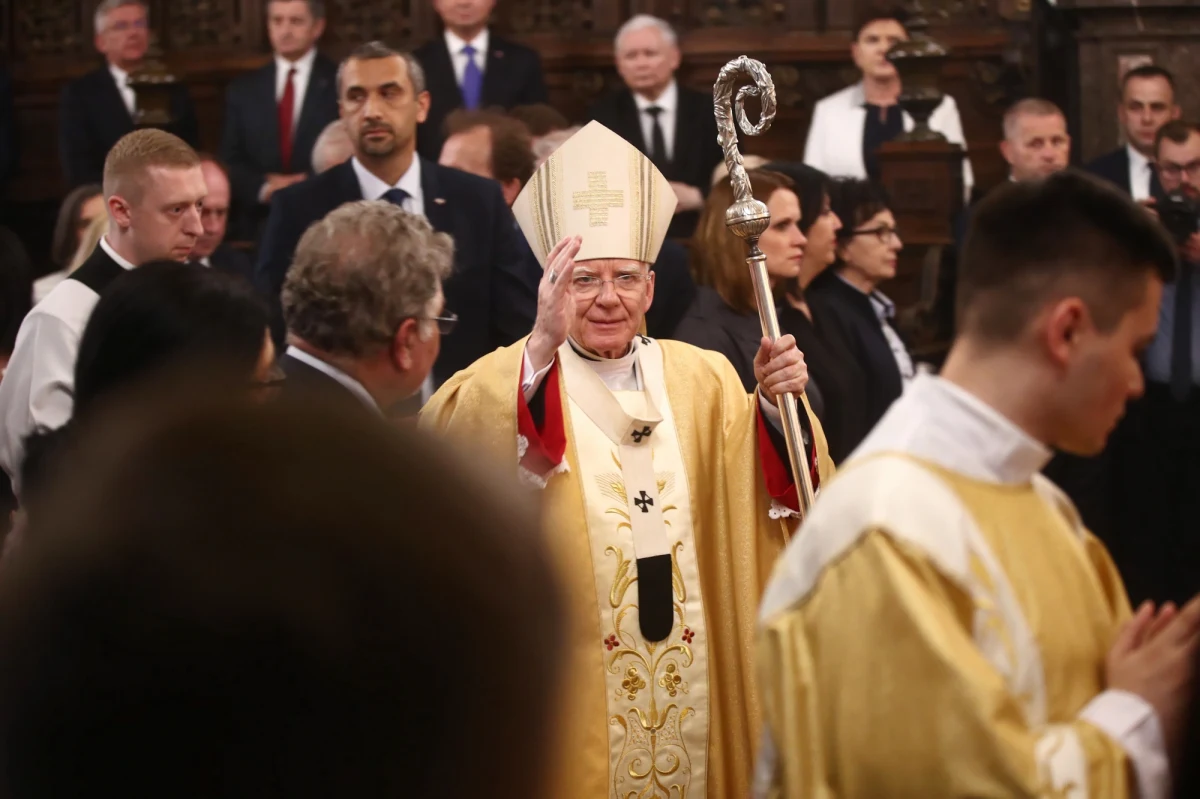 „Wprowadzane przez niektóre samorządy do polskich szkół karta LGBT i instrukcje WHO, dotyczące tzw. wychowania seksualnego młodzieży i dzieci, w tym także bardzo małych dzieci, są w istocie rzeczy programami ich deprawacji i uderzają w prawdę o człowieku” – mówił podczas procesji Bożego Ciała metropolita krakowski abp Marek Jędraszewski.
