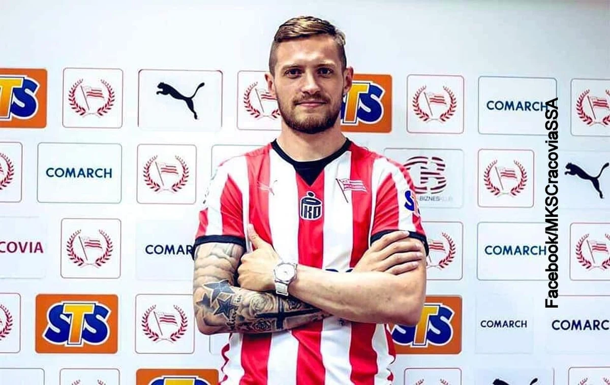 Dziś Cracovia Kraków pochwaliła się pozyskaniem nowego piłkarza – Davida Jablonsky’iego. Czech w ojczyźnie bardziej jest jednak znany z korupcji niż osiągnięć piłkarskich. Piłkarz ma na koncie wyrok za ustawianie meczów – pisze Onet.