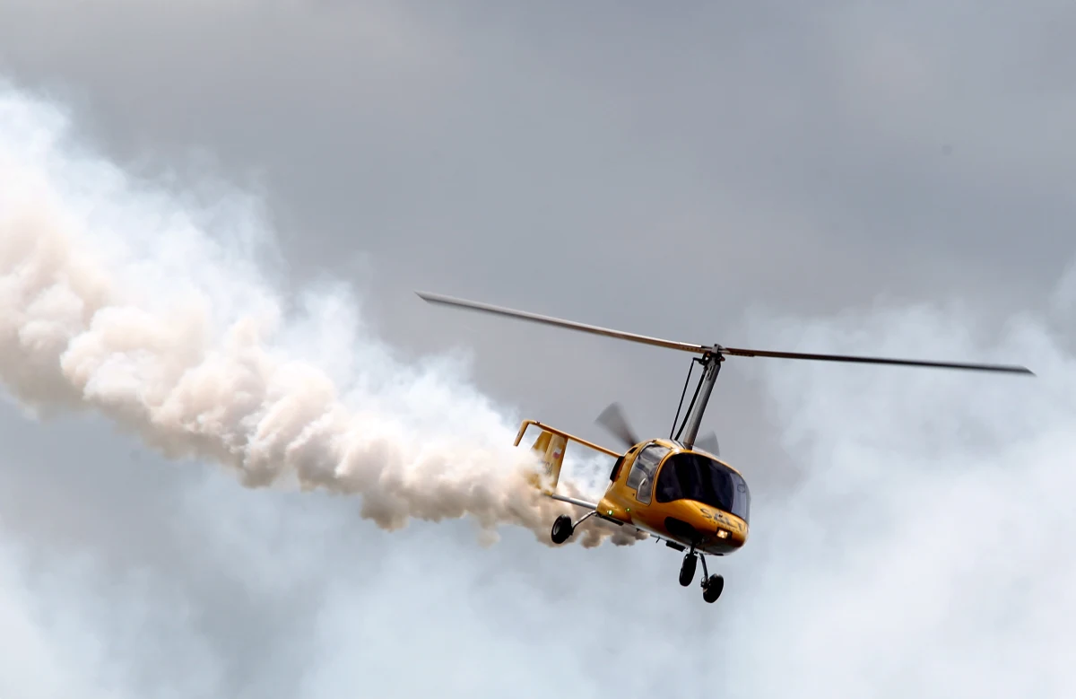 Wypadek wiatrakowca w miejscowości Jeziorowskie koło Ełku. Maszyna przypominająca helikopter spadła na budynek gospodarczy i zaparkowany w pobliżu samochód. 