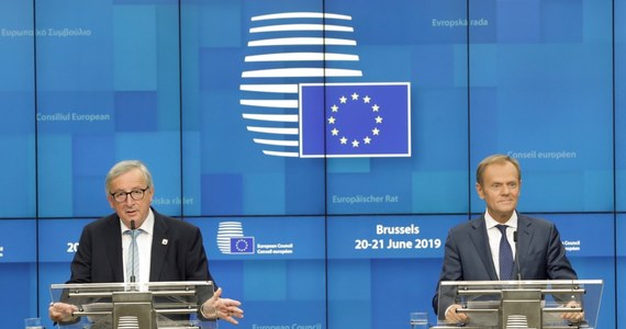 Nazwisko Donalda Tuska nie pojawiło się na liście kandydatów szefa Komisji Europejskiej. Były premier Polski pytany o to, stanowczo zaprzeczył. "Nie" - odpowiedział Tusk. Stojący obok szef KE Jean Claude Juncker dorzucił "na szczęście nie". 