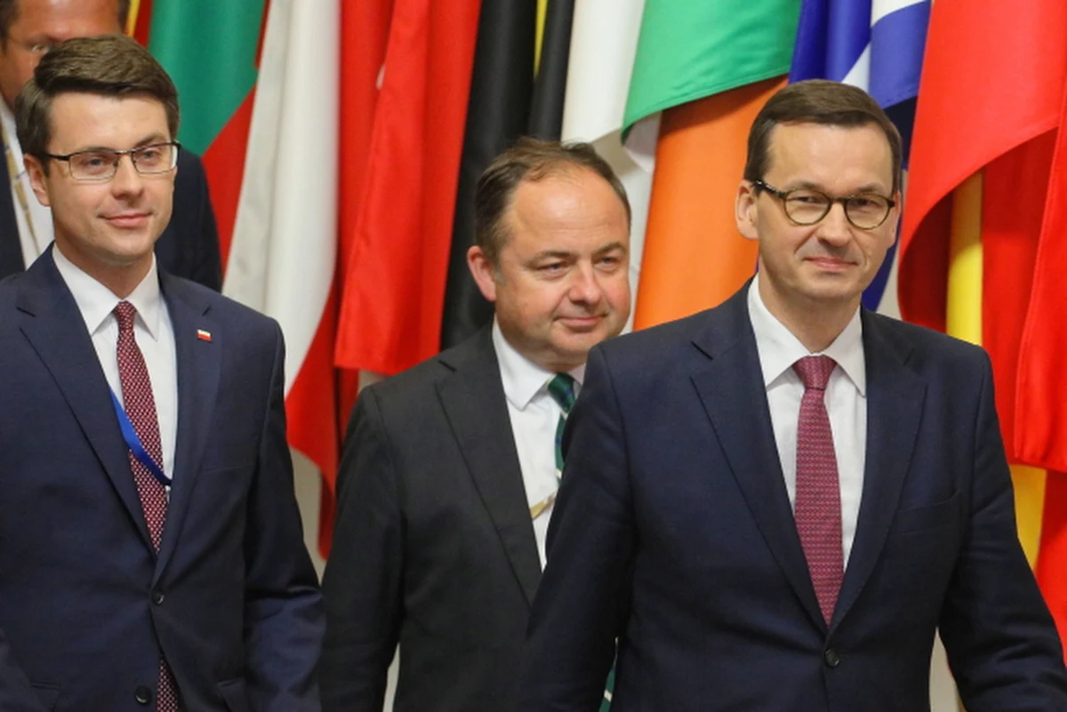 Minister ds.europejskich Konrad Szymański przekazał korespondentce RMF FM, że "Polska nie może zgodzić się na zaostrzenie polityki klimatycznej bez szczegółowej wizji podziału obciążeń i wskazania mechanizmów ochrony najbardziej narażonych szkodę branż, regionów i państw". 
