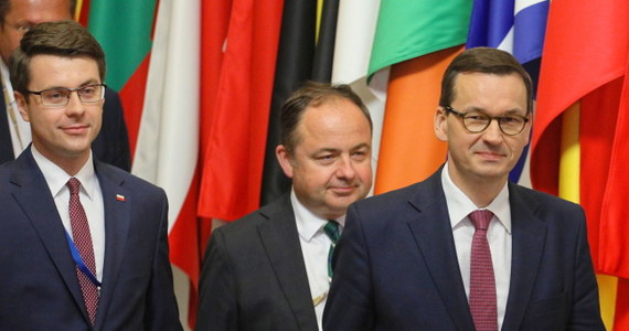 Minister ds.europejskich Konrad Szymański przekazał korespondentce RMF FM, że "Polska nie może zgodzić się na zaostrzenie polityki klimatycznej bez szczegółowej wizji podziału obciążeń i wskazania mechanizmów ochrony najbardziej narażonych szkodę branż, regionów i państw". 