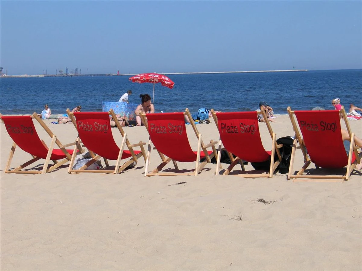 Letnia kąpiel w morzu, jeziorze czy rzece to ogromna frajda, lecz woda - jak każdy żywioł - niesie ze sobą pewne zagrożenia. Aby przyjemnie spędzić urlop, przypominamy podstawowe zasady bezpiecznego wypoczynku na plaży. 