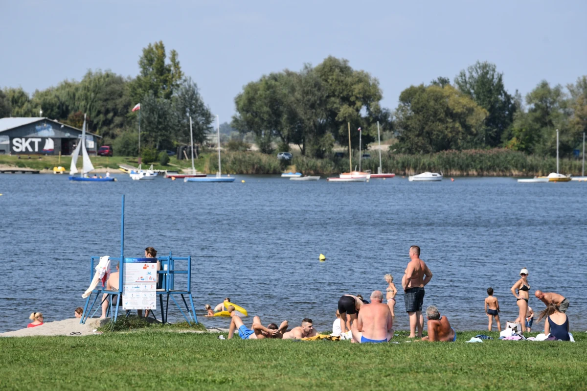 "Najlepiej kąpać się w miejscach odpowiednio zorganizowanych i oznakowanych. Koniecznie pod nadzorem ratowników WOPR lub funkcjonariuszy policji wodnej. Nie korzystaj z kąpieli w gliniankach, stawach, na żwirowiskach. Mogą być zarośnięte i głębokie. W razie zagrożenia nikt cię nie usłyszy" - radzą przed wakacjami policjanci. 