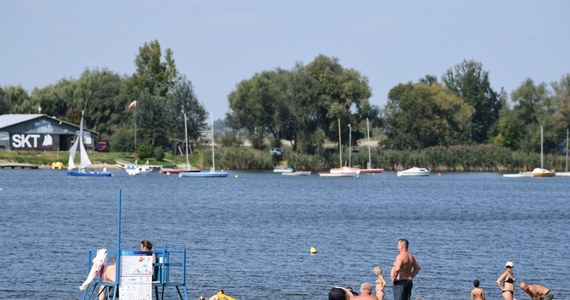 "Najlepiej kąpać się w miejscach odpowiednio zorganizowanych i oznakowanych. Koniecznie pod nadzorem ratowników WOPR lub funkcjonariuszy policji wodnej. Nie korzystaj z kąpieli w gliniankach, stawach, na żwirowiskach. Mogą być zarośnięte i głębokie. W razie zagrożenia nikt cię nie usłyszy" - radzą przed wakacjami policjanci. 