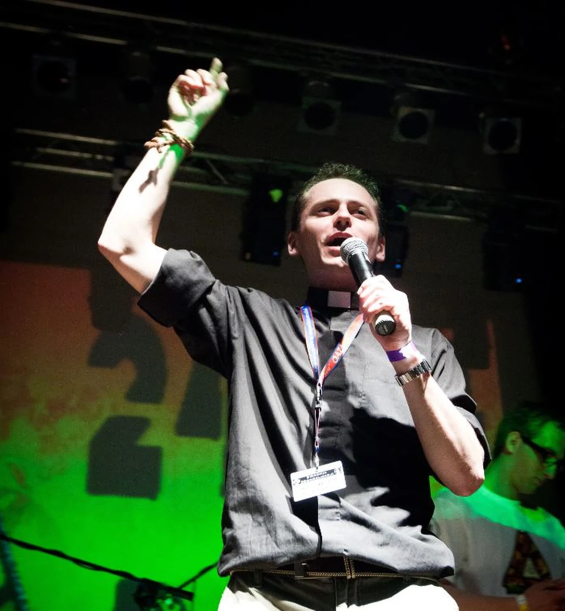 Jeden z najbardziej rozpoznawalnych księży archidiecezji łódzkiej ks. Michał Misiak został wykluczony z Kościoła katolickiego. Komunikat w tej sprawie wydała w piątek łódzka kuria metropolitalna. Nie podała jednak powodów nałożenia ekskomuniki.