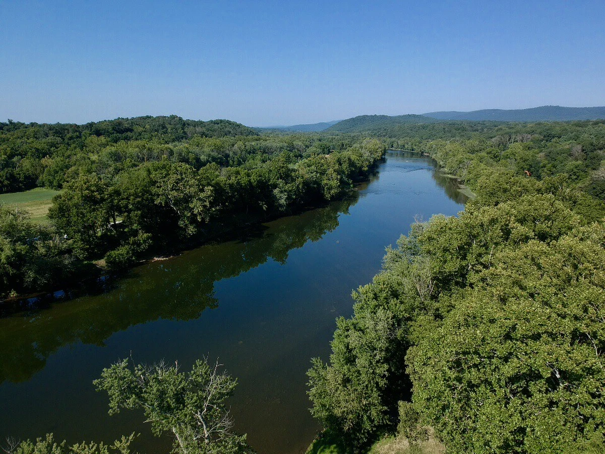 Wakacje chyba większości z nas kojarzą się z wypoczynkiem, i to wypoczynkiem nad wodą. Dlatego wraz z rozpoczynająca się letnią labą, proponujemy Wam quiz pod hasłem: co wiecie o polskich rzekach. Taka zabawa z geografią. Pytań jest 12. Czy trudnych? Przekonajcie się!  