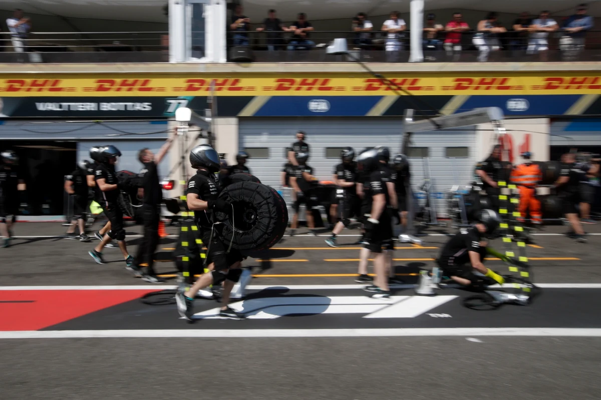 Robert Kubica (Williams) miał najgorszy czas okrążenia na drugim treningu przed niedzielnym wyścigiem o Grand Prix Francji, ósmą rundą mistrzostw świata Formuły 1. Najszybsi byli ponownie kierowcy Mercedesa GP - Fin Valtteri Bottas i Brytyjczyk Lewis Hamilton.