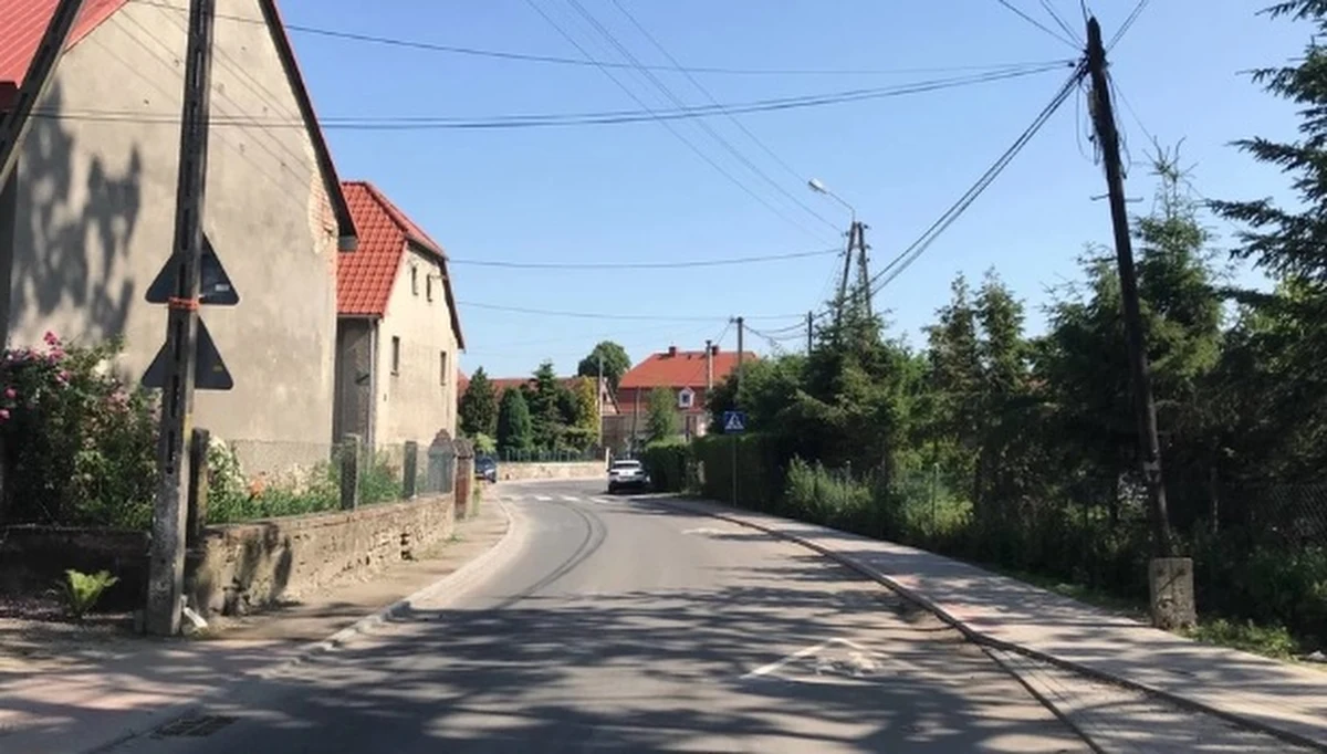 W sobotę o godz. 10 w kaplicy na cmentarzu w Żarowie rozpocznie się ceremonia pogrzebowa zabitej 10-latki Kristiny. "On zabił nie tylko niewinne dziecko, ale także swoją duszę" - mówi o mordercy starsza mieszkanka Mrowin.
