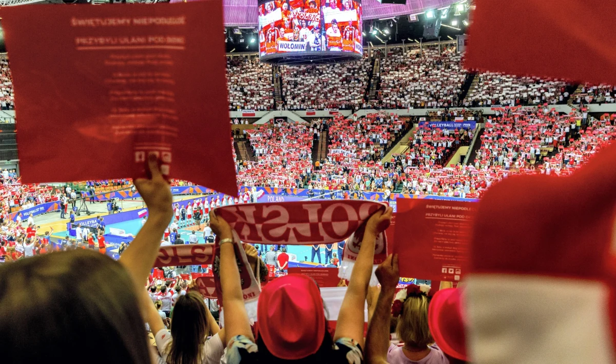 Polscy siatkarze pokonali Argentyńczyków 3:2 (25:21, 25:23, 25:27, 20:25, 19:17) w pierwszym meczu turnieju Ligi Narodów w Mediolanie. Biało-czerwoni mają na koncie sześć zwycięstw i cztery porażki.