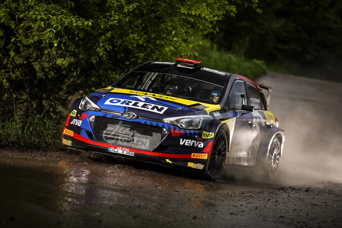 Kacper Wróblewski rozpoczyna testy przed kolejną rundą Rajdowych Mistrzostw Polski, jaką jest Rajd Polski, który rozpocznie się w najbliższy weekend w Mikołajkach. Dla kierowcy jeżdżącego w Orlen Teamie pod patronatem RMF FM to wyjątkowy start. Pierwszy raz pojedzie na szutrze w samochodzie typu R5. O przygotowaniach do startu w Rajdzie Polski i o jego trasie z Kacprem Wróblewskim rozmawiał Wojciech Marczyk z redakcji sportowej RMF FM. 