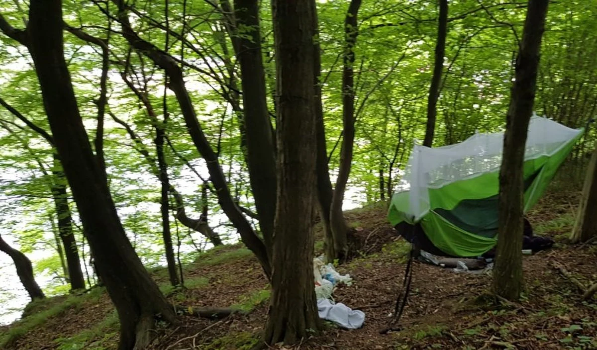 Policjanci z Polańczyka pomogli dwojgu młodym turystom, którzy spadli ze stromej skarpy koło zapory solińskiej. Mężczyzna, łapiąc zsuwający się śpiwór, spadł ze skarpy i mocno się poturbował; trafił do szpitala. Jego przyjaciółka wisiała nad skarpą, trzymając się gałęzi.