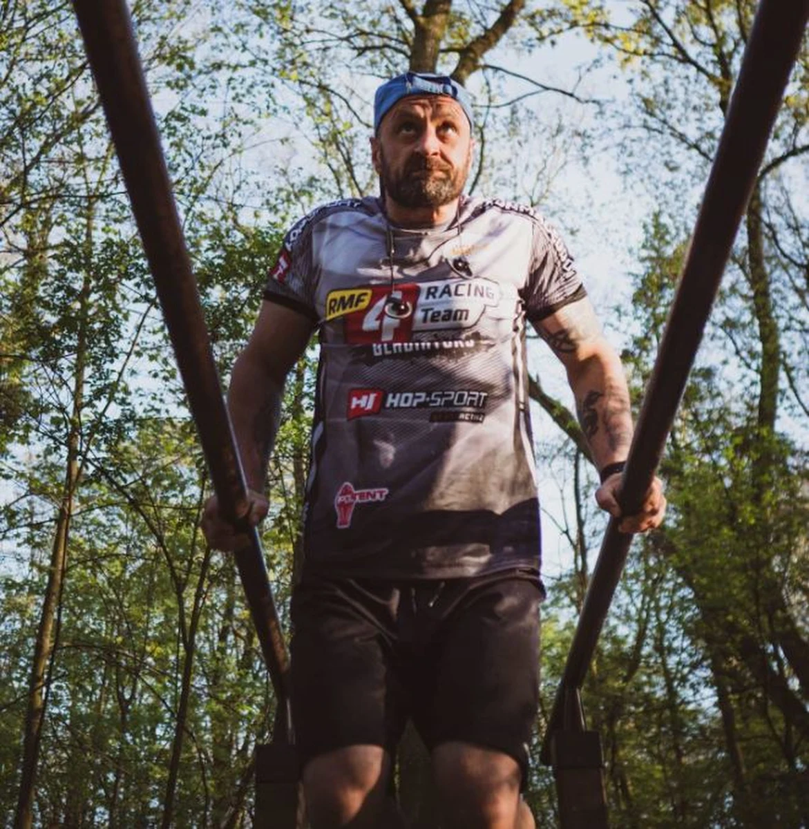 Niemal kończy się czerwiec, a Ty zastanawiasz się jak poprawić kondycję na lato? Przestań się zastanawiać i po prostu... zacznij coś robić! Proste? Niby tak, jednak czasem głowa potrafi oszukiwać ciało i podpowiada, że to nie ten moment, że nie masz siły. "Nie słuchaj jej i zrób to, co zaplanowałeś" - mówi Marek Carewicz z grupy biegowej RMF4RT Gladiators. 