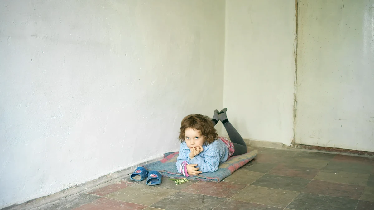 Dla mnie w ogóle nie ma aż tak dużej różnicy, że ludzie z którymi pracowałem, z którymi żyłem, którzy mi tyle dali, to akurat Ukraińcy. Po drugiej stronie frontu są tacy sami ludzie, z takimi samymi problemami, tak samo biedni. I jakbym był po tamtej stronie to bym mówił o nich, w takiej sytuacji staram się stać po stronie człowieka - mówi RMF FM Jan Jurczak. Młody fotograf, dokumentalista, który kilkakrotnie odwiedzał rejon frontu na przedmieściach Doniecka, w rejonie z Avdiivki, mówi Grzegorzowi Jasińskiemu o tym, jak w pięć lat po początku konfliktu w Donbasie niewiele tam się zmienia. Jak podkreśla, ludzie żyją tam z dnia na dzień, zaadaptowali się i przyzwyczaili do tej sytuacji, za bardzo się polityką nie interesują.