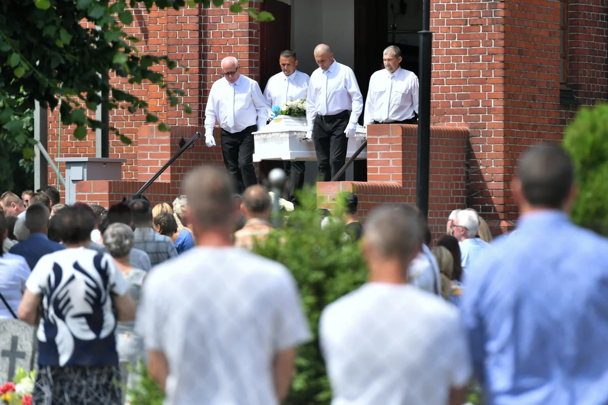 Setki ludzi żegnały na cmentarzu komunalnym w dolnośląskim Żarowie 10-letnią Kristinę z Mrowin, zamordowaną ponad tydzień temu w okolicach wsi, w której mieszkała. W czasie uroczystości pogrzebowych członkowie rodziny dziewczynki odczytali tekst napisany przez jej matkę. "Znałaś cztery języki, ale każdego dnia porozumiewałaś się tym, który był ci najbliższy sercu: językiem miłości" - napisała mama Kristiny.