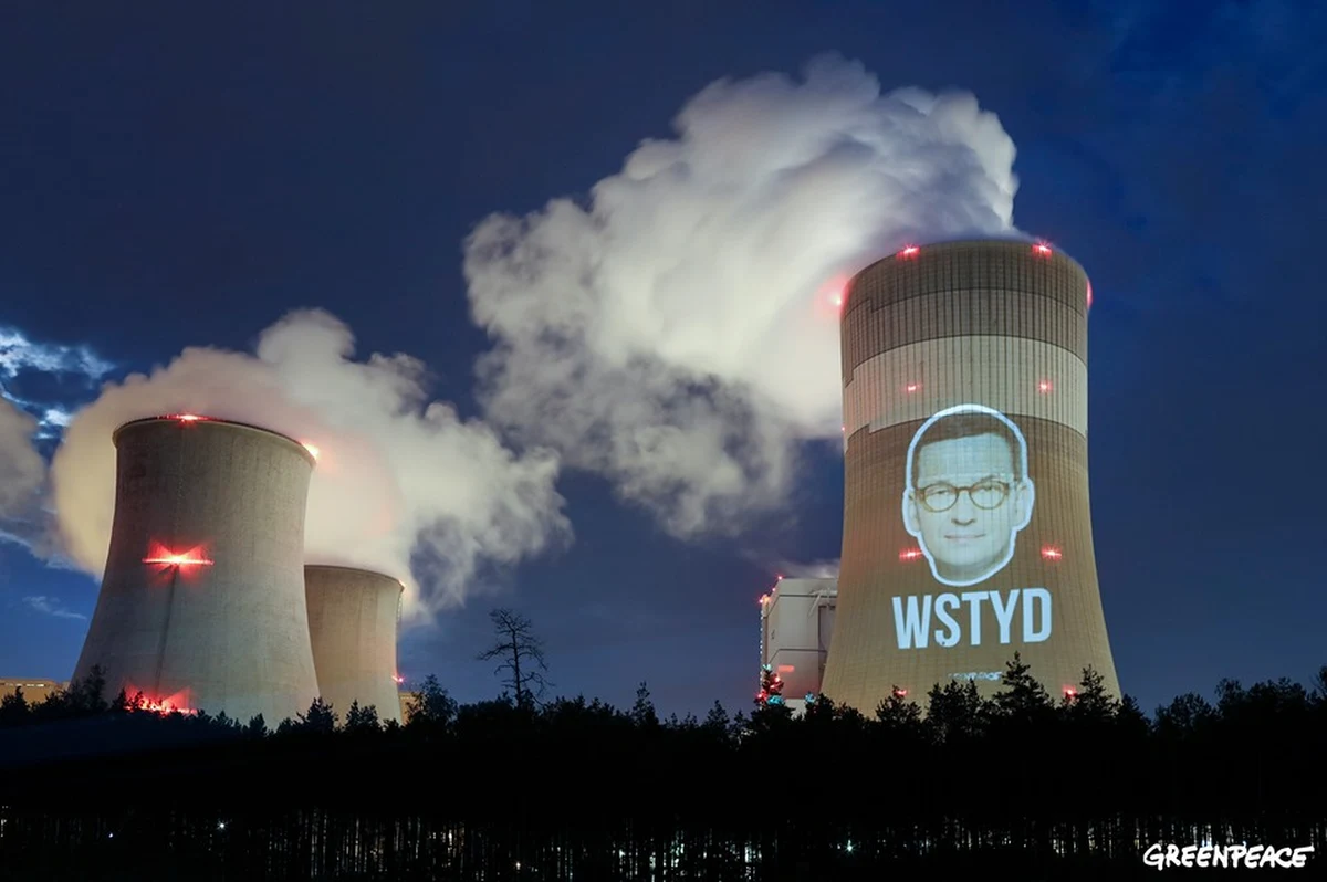 Aktywiści Greenpeace wyświetlili na chłodni kominowej elektrowni w Bełchatowie twarz premiera Mateusza Morawieckiego oraz napis "Wstyd". Zaprotestowali w ten sposób przeciwko zablokowaniu zapisu o dojściu UE do neutralności klimatycznej  do 2050 r.