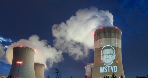 Aktywiści Greenpeace wyświetlili na chłodni kominowej elektrowni w Bełchatowie twarz premiera Mateusza Morawieckiego oraz napis "Wstyd". Zaprotestowali w ten sposób przeciwko zablokowaniu zapisu o dojściu UE do neutralności klimatycznej  do 2050 r.