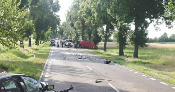 Dwie osoby zginęły w zderzeniu samochodu osobowego i dostawczego na Mazowszu. Informację i zdjęcie dostaliśmy na Gorącą Linię RMF FM. 