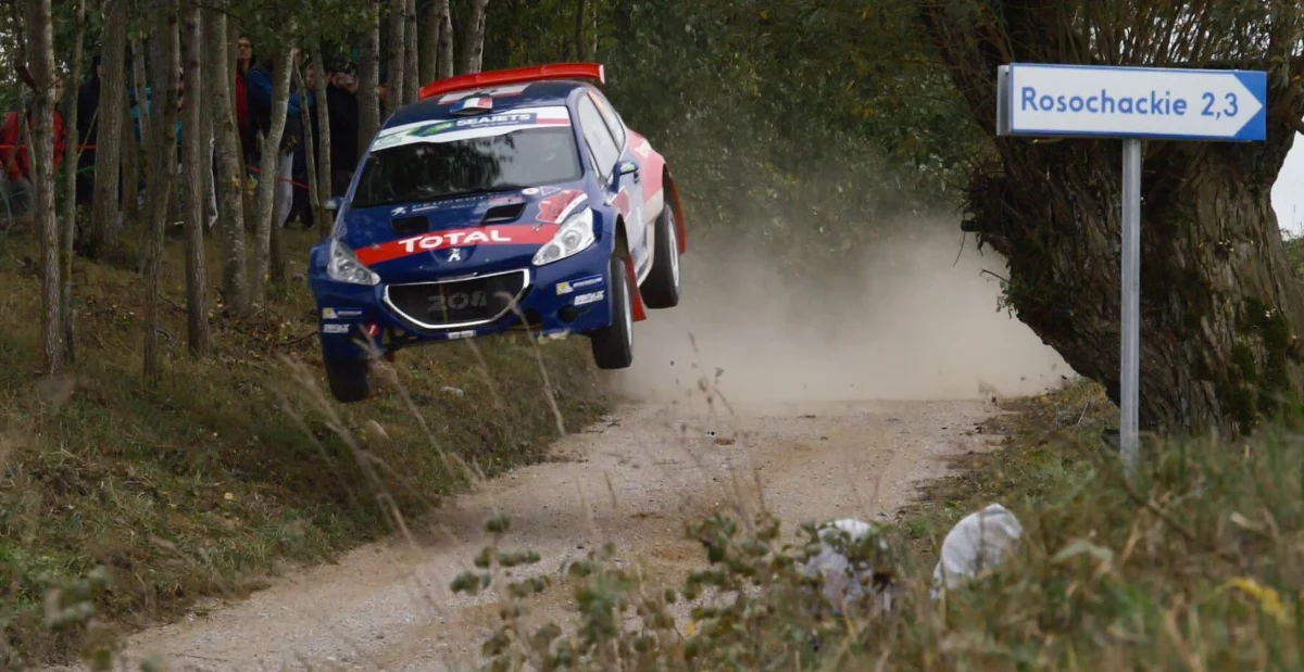 Za kilka dni na Mazury ponownie zjadą fani sportów motorowych. W piątek ruszy 76. Rajd Polski, który będzie w tym roku rundą Mistrzostw Europy FIA i Rajdowych Samochodowych Mistrzostw Polski. Na starcie cała nasza krajowa czołówka i kierowcy rywalizujący o mistrzostwo Starego Kontynentu. Liderem tej klasyfikacji jest Polak Łukasz Habaj i to on pojedzie w rajdzie z prestiżowym numerem jeden. Dyrektor rajdu Krzysztof Maciejewski zapewnia w rozmowie z dziennikarzem RMF FM Patrykiem Serwańskim, że na miejscu wszystko jest już gotowe. A trzeba zadbać nie tylko o rajdowe odcinki specjalne, ale także o kibiców.