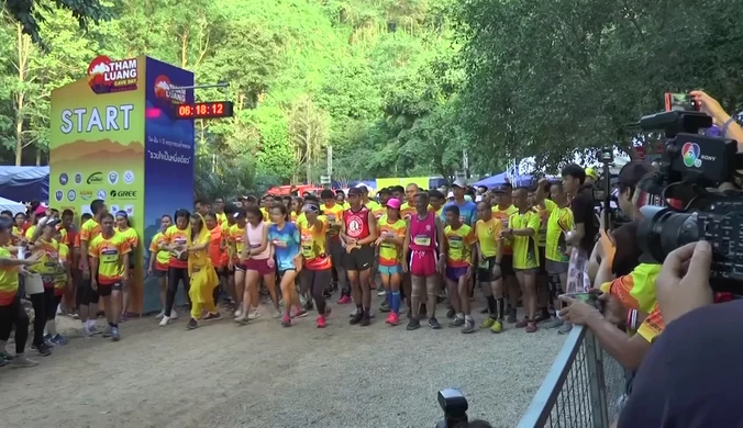 Maraton w Tajlandii w rocznicę akcji ratunkowej w jaskini Tham Luang. Wideo