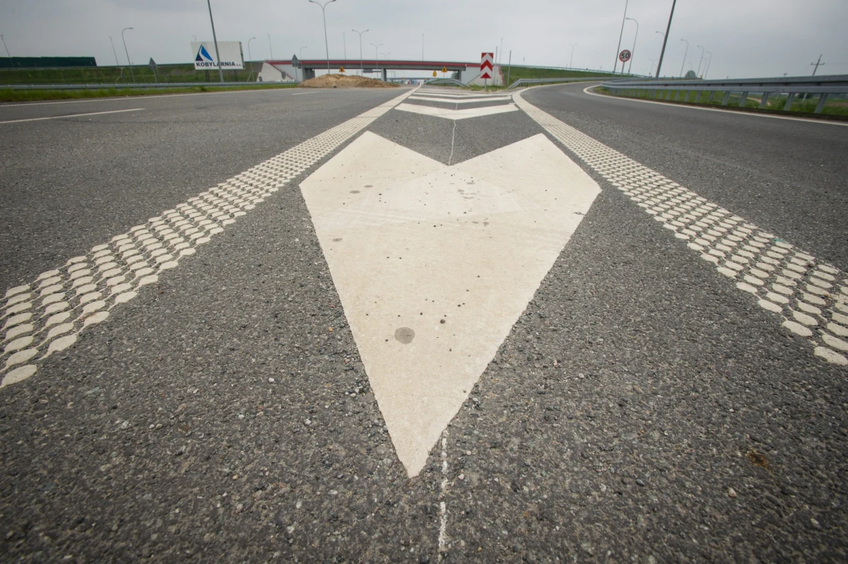 W poniedziałek i wtorek kierowcy przejeżdżający autostradową obwodnicą Poznania muszą się liczyć z kolejnymi utrudnieniami związanymi z rozbudową A2. Do końca roku na poznańskim odcinku trasy w obu kierunkach powstanie trzeci pas ruchu.