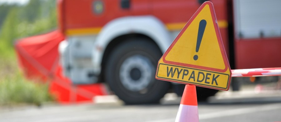 Cztery osoby zostały ranne w wypadku na drodze krajowej nr 65 w Knyszynie (woj. podlaskie). Ruch jest tam zablokowany. Policja zorganizowała objazdy ulicami miasta.