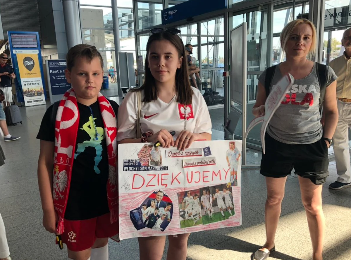 Polscy piłkarze po porażce w Bolonii z Hiszpanią 0:5 w młodzieżowych mistrzostwach Europy wrócili do kraju. "Przegraliśmy decydującą walkę o spełnienie naszych marzeń" – stwierdził trener biało-czerwonych Czesław Michniewicz. "Na pewno jest to dla nas jakiś koniec pewnego etapu" – podkreślił kapitan drużyny, Dawid Kownacki. 
