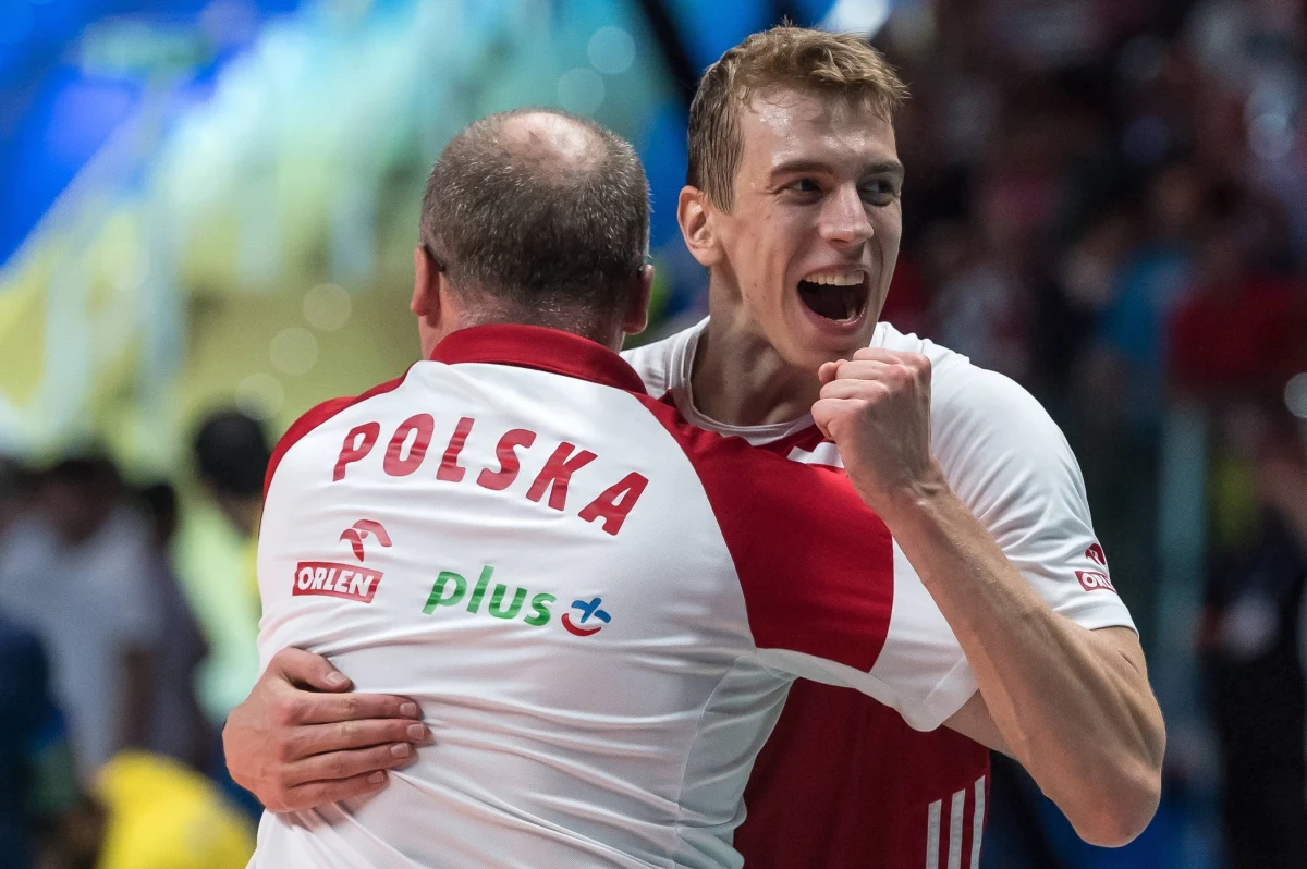 Polscy siatkarze wygrali z Włochami 3:2 (23:25, 25:22, 23:25, 25:21, 25:23) w ostatnim meczu turnieju Ligi Narodów w Mediolanie. Biało-czerwoni, którzy mają na koncie osiem zwycięstw i cztery porażki, zachowali szanse na awans do turnieju finałowego.