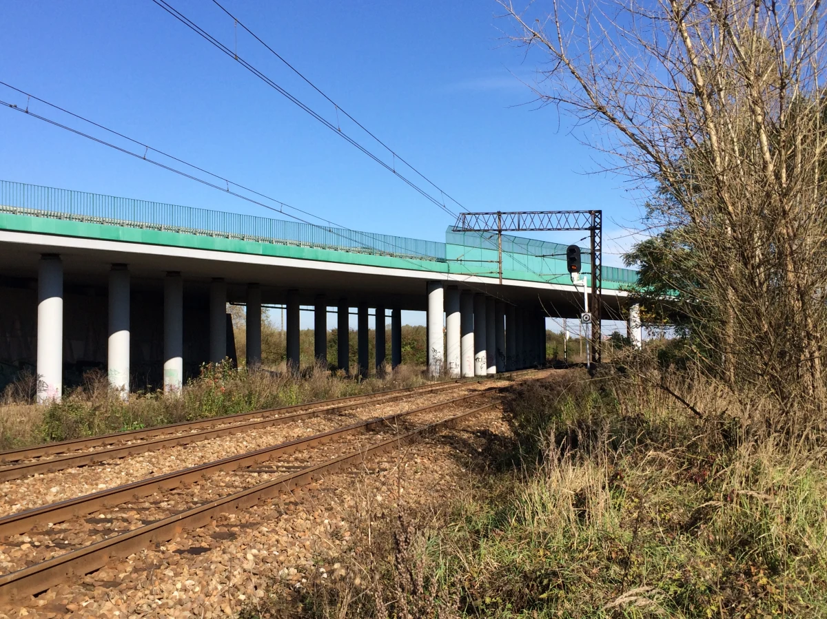 Resort infrastruktury chce wprowadzić rekompensaty za spóźnienia na torach, pomysł nie podoba się kolejarzom. Resort zamierza wprowadzić kary, nowelizując ustawę o transporcie kolejowym oraz restrukturyzacji PKP – pisze "Puls Biznesu".