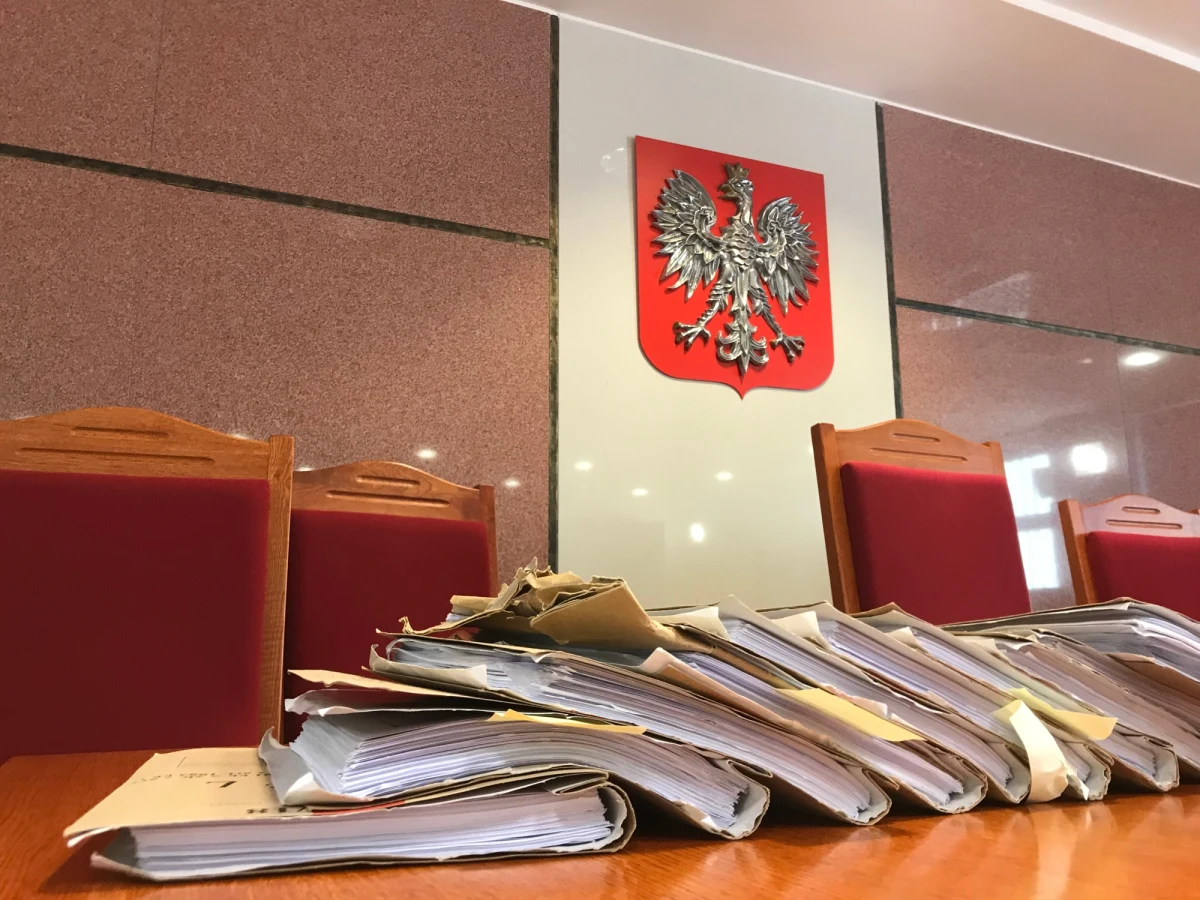 Do 5 lat więzienia grozi kobiecie, która nie udzieliła pomocy zatrudnionemu przez siebie obywatelowi Ukrainy. Kiedy mężczyzna zasłabł w pracy, właścicielka zakładu wywiozła go do lasu i pozostawiła. Zwłoki mężczyzny odnalazł leśniczy w lesie koło Skoków, niedaleko Wągrowca.