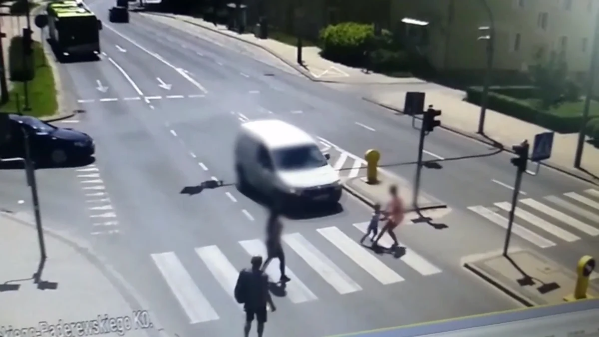 Do mrożącej krew w żyłach sytuacji doszło w Olsztynie na ulicy Limanowskiego. Matka i dziecko prawidłowo przechodzący na przejściu dla pieszych zostali potrąceni. Film z tego zdarzenia udostępniła olsztyńska policja.