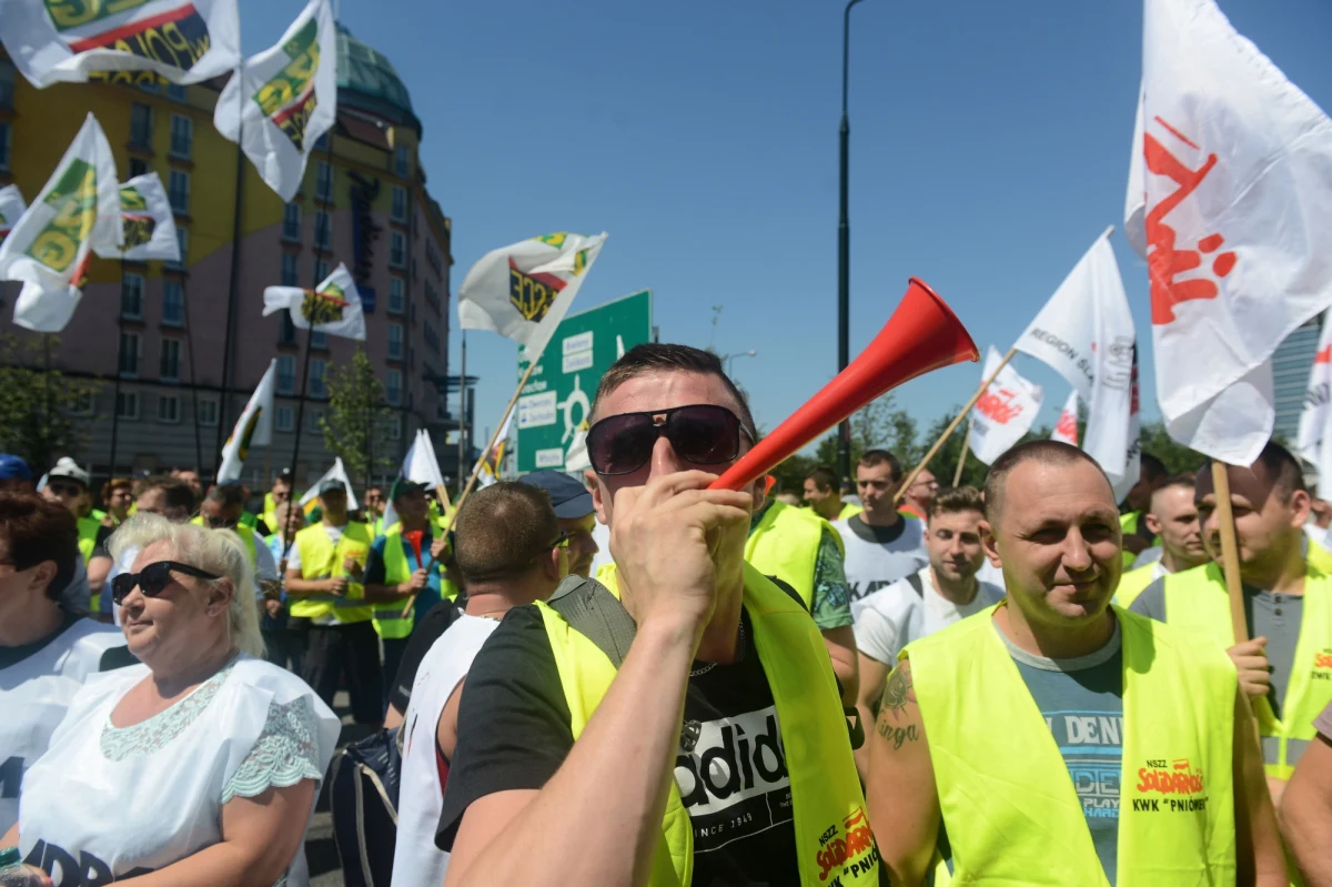 "Chcemy dymisji Ministra Energii Krzysztofa Tchórzewskiego!" - pod takim hasłem prawie tysiąc górników z Jastrzębskiej Spółki Węglowej protestowało przed centralą Prawa i Sprawiedliwości przy Nowogrodzkiej w Warszawie.