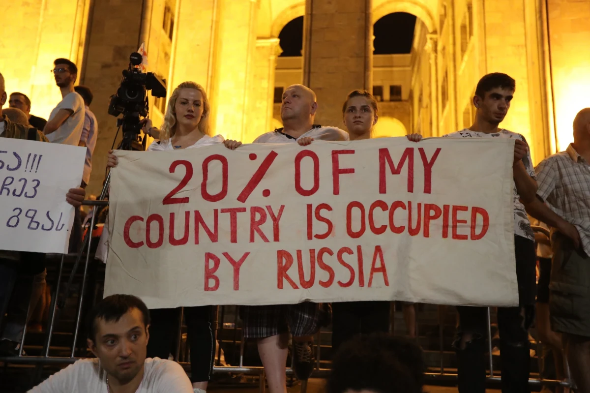 Rzecznik Kremla Dmitrij Pieskow powiedział w poniedziałek, że wzmocnienie przez państwowy rosyjski urząd Rospotriebnadzor kontroli alkoholu dostarczanego do Rosji z Gruzji nie jest związane z zaostrzeniem stosunków między tymi państwami.