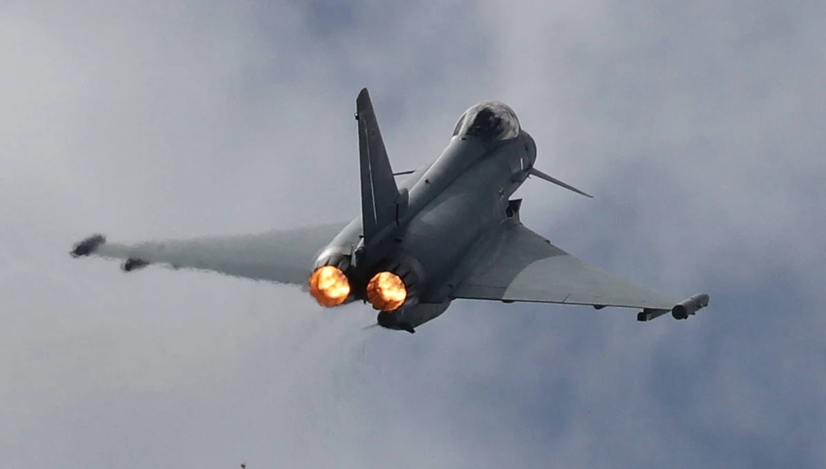 Nad graniczącym z Polską niemieckim krajem związkowym Meklemburgia-Pomorze Przednie doszło do katastrofy z udziałem myśliwców Luftwaffe, Eurofighter. Według doniesień lokalnych mediów maszyny zderzyły się w powietrzu.