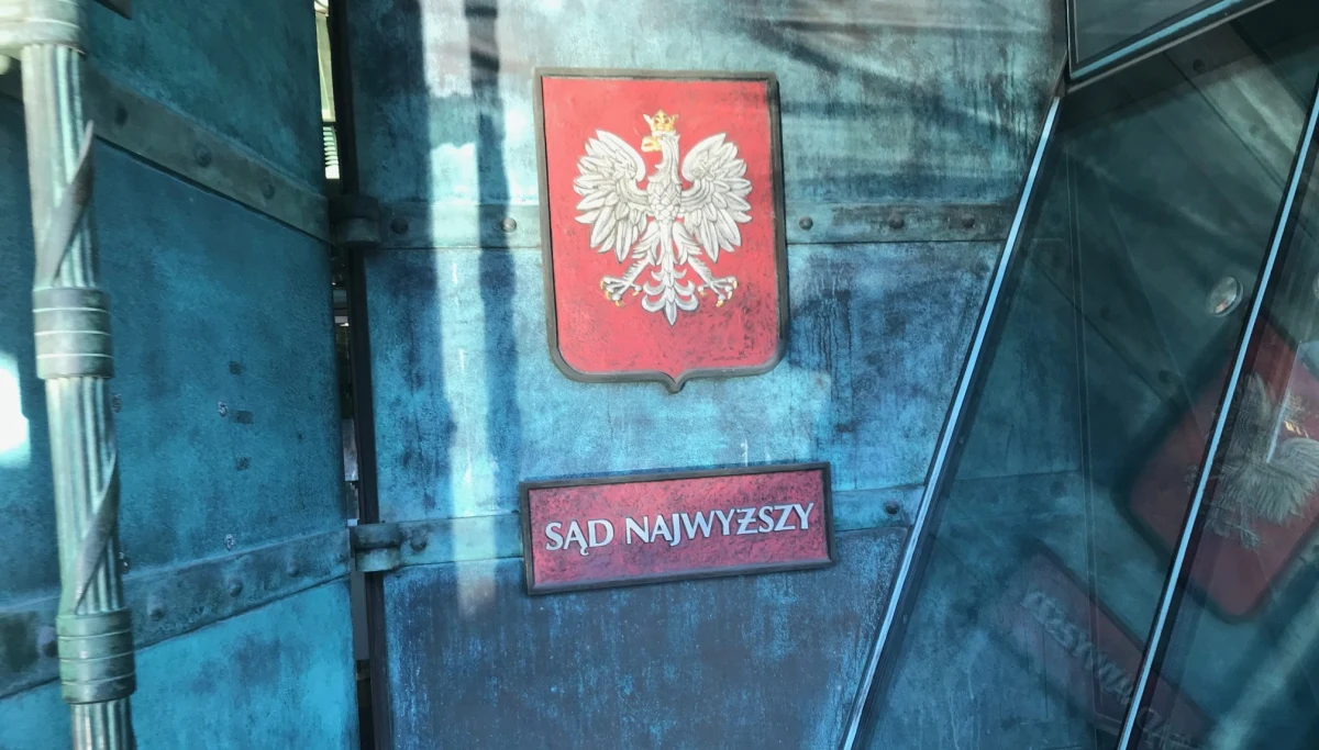 Polska przegrała w Trybunale Sprawiedliwości UE najważniejszą sprawę dotyczącą reformy sądownictwa, czyli związaną z ustawą o Sądzie Najwyższym. Trybunał uznał, że przepisy polskiego prawa dotyczące obniżenia wieku przejścia w stan spoczynku sędziów Sądu Najwyższego były sprzeczne z prawem Unii i naruszały zasady nieusuwalności oraz niezawisłości sędziów. 