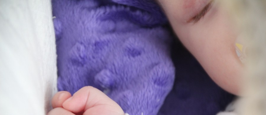 9-miesięczna dziewczynka z Olecka (woj. warmińsko-mazurskie) przebywała w zawodowej rodzinie zastępczej, bo w biologicznej rodzinie nadużywano substancji psychoaktywnych. Taką informacje przekazał rzecznik sądu okręgowego w Suwałkach Marcin Walczuk. Do zabójstwa dziewczynki doszło po trzech miesiącach od jej powrotu do biologicznych rodziców.