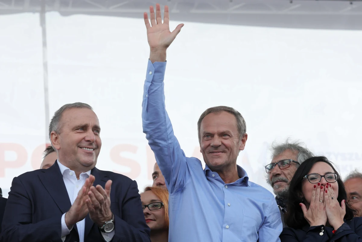 Jeśli dojdzie do sytuacji, że kandydatem na szefa Komisji Europejskiej będzie Donald Tusk, to będę gorąco trzymał kciuki i robił wszystko, żeby wprowadzić go na ten poziom - powiedział w Bojanowie (woj. wielkopolskie) Grzegorz Schetyna.