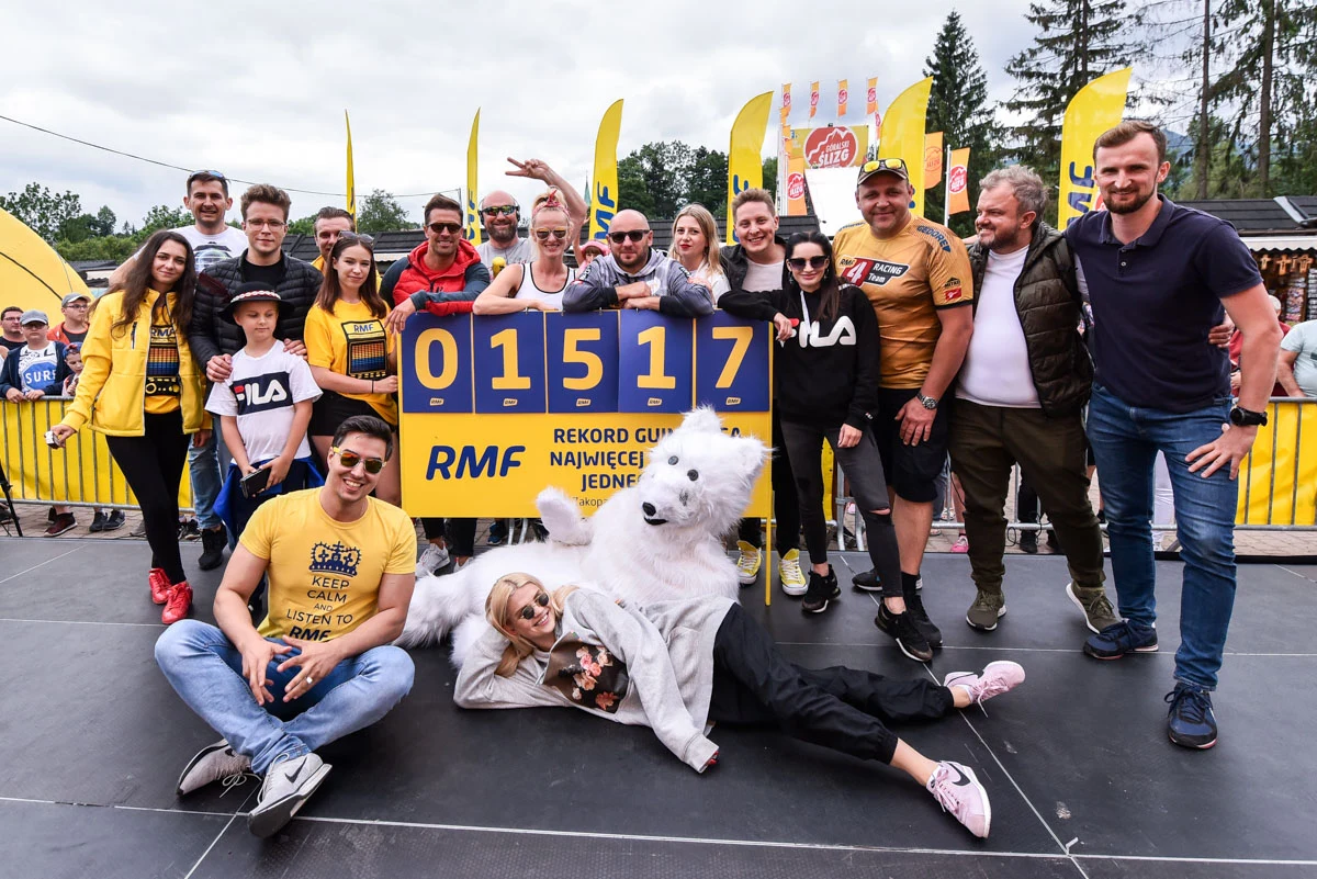 Dziś Dzień Przytulania. Świętowaliśmy go razem z Wami – naszymi Słuchaczami! W Zakopanem pobiliśmy rekord Guinnessa w przytulaniu. Były z nami gwiazdy polskiej sceny muzycznej oraz słynny Biały Miś z Krupówek. W jego puszyste ramiona wpadło 1517 osób. 