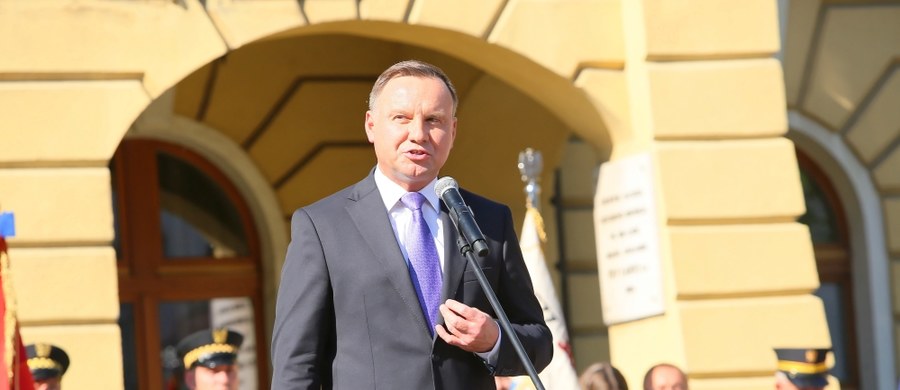 Prezydent Andrzej Duda ocenił w czasie wizyty w Krotoszynie, że nie byłoby programu Rodzina 500+ i innych programów pomocowych, gdyby nie "mądra polityka fiskalna". W tym kontekście wymienił starania rządu o zlikwidowanie luki VAT. "Kilkadziesiąt miliardów rocznie udaje się uratować rocznie z tego tytułu. Dlatego, że wprowadzono dokładnie kilka mądrych zmian w przepisach. Co się działo do tej pory z tymi pieniędzmi. To były nasze pieniądze, na wszystkich. To my jako końcowi konsumenci idąc do sklepu płacimy ten podatek VAT. (...) Ktoś je kradł. Po prostu byliśmy bezczelnie okradani i pozwalano, na to, żeby nas bezczelnie okradano. To się skończyło" - stwierdził.