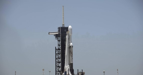 Rakieta Falcon Heavy firmy SpaceX wystartowała dzis z 24 satelitami. Wynosi na orbitę m.in. zegar atomowy, słoneczny żagiel, testową instalację przyjaznego dla środowiska paliwa rakietowego, a także ludzkie prochy.