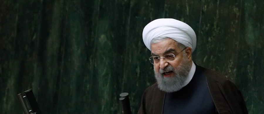 Prezydent Iranu Hasan Rowhani ocenił, że nowe sankcje USA wymierzone w Teheran są "oburzające i idiotyczne". Dodał, że decyzja o ich nałożeniu oznacza "pewną porażkę" Białego Domu.
