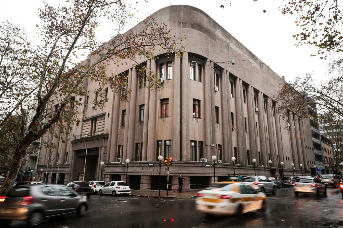 Włoski mafioso Rocco Morabito oraz trzech innych więźniów uciekło z gmachu zakładu karnego w Montevideo w Urugwaju. Uciekinierzy dostali się na dach i spuścili po linie. 